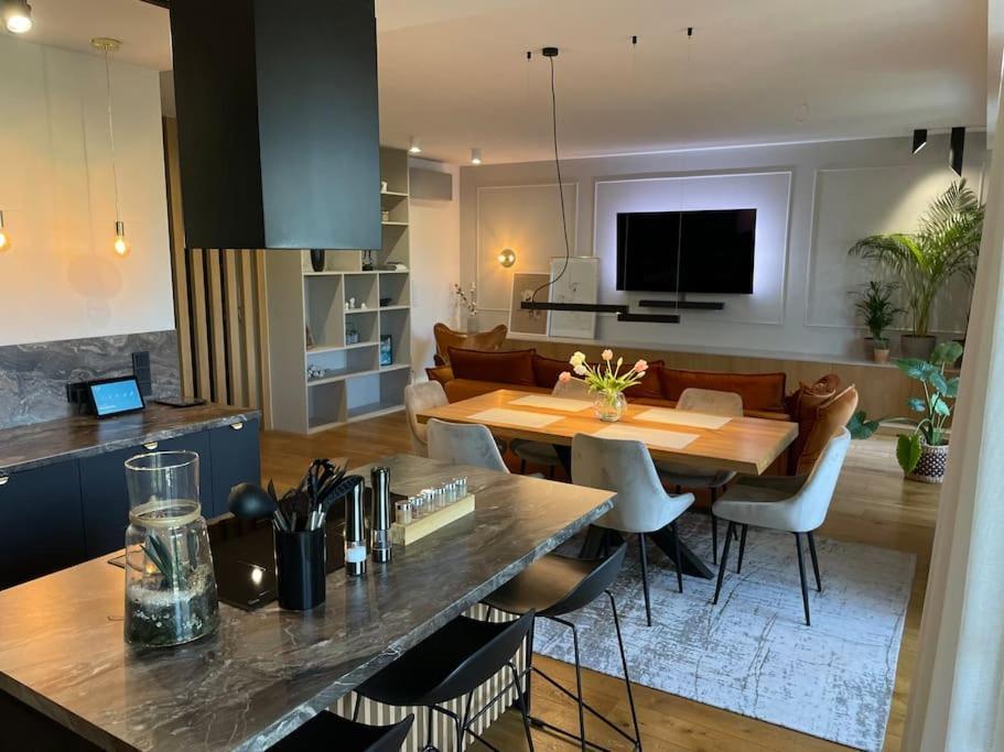 Luxurious & Spacious 2-bedroom Apartament