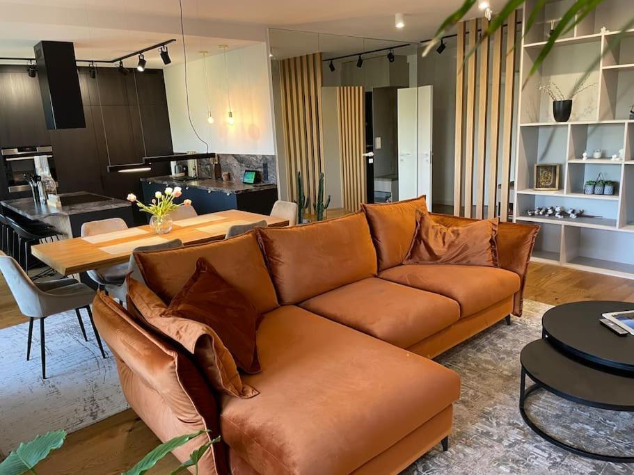 Luxurious & Spacious 2-bedroom *