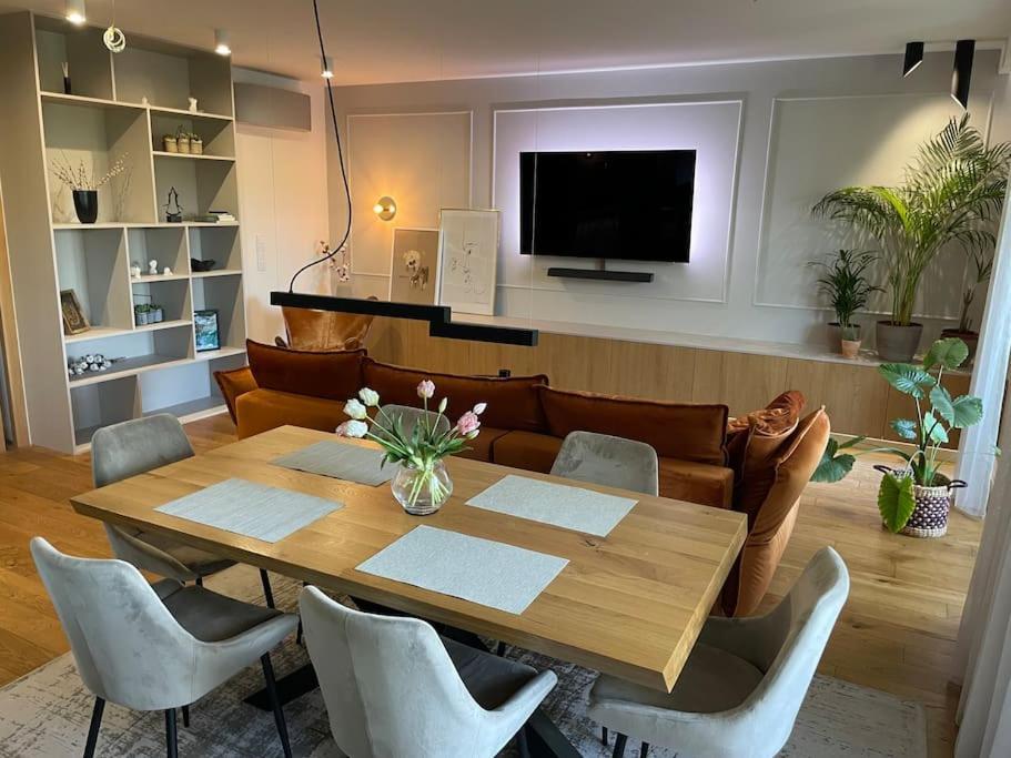 Luxurious & Spacious 2-bedroom *