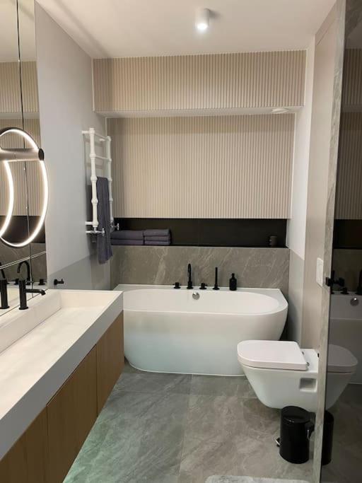 Luxurious & Spacious 2-bedroom Apartament *